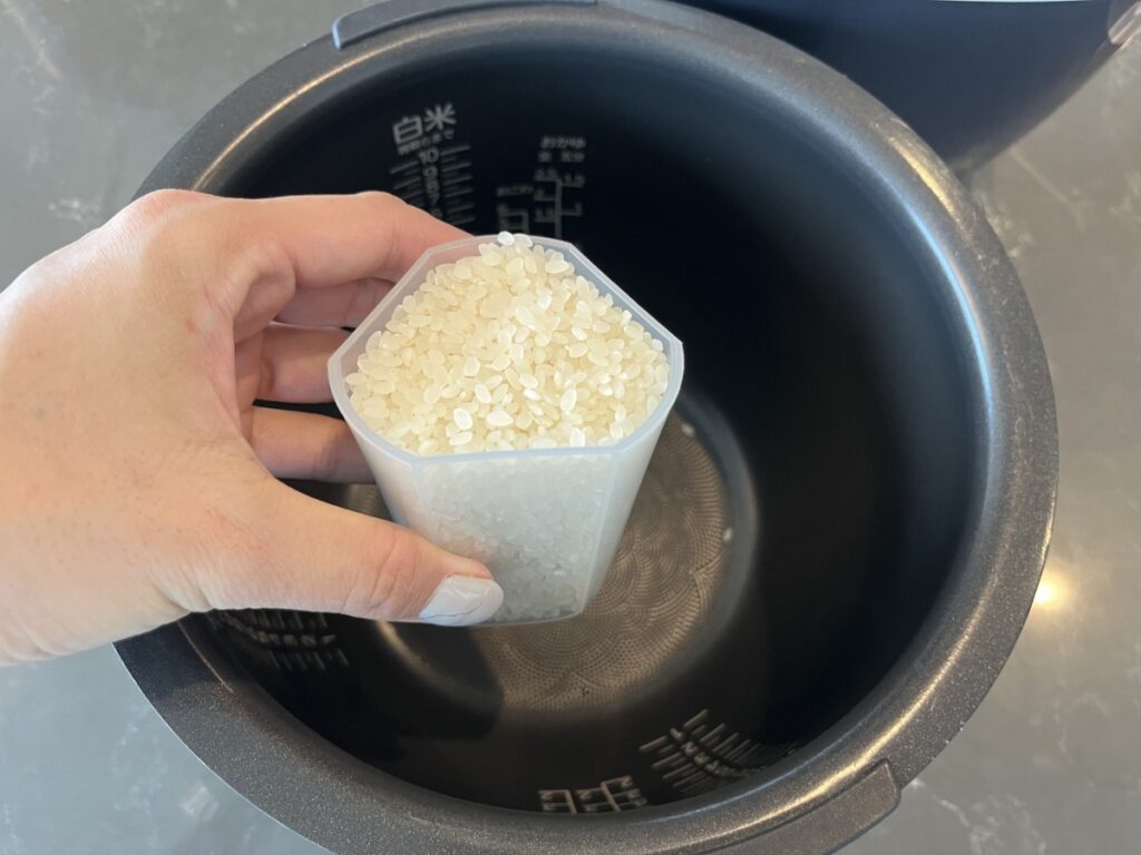 付属の計量カップを使ってお米を計ります